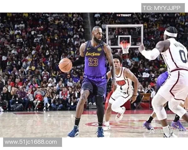 火箭队与雷霆队激战正酣超清画面尽显精彩瞬间